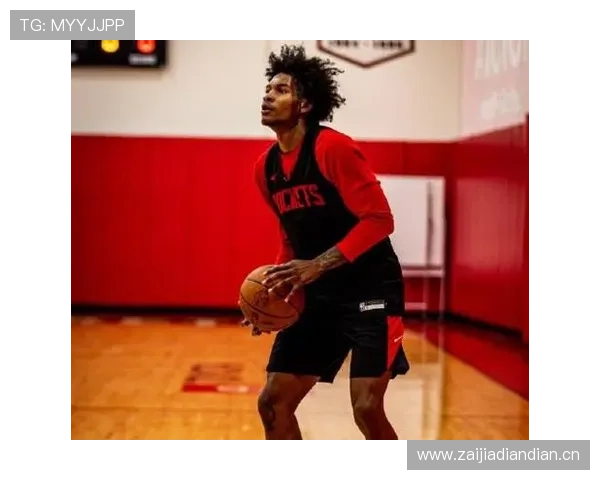 库兹马无球掩护为控卫拉开空间，三分效率胜首发期